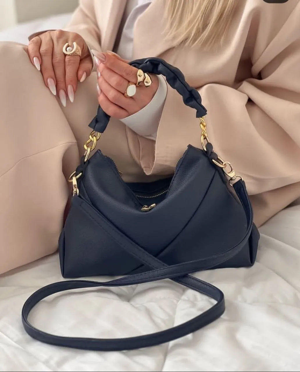 Malia handgefertigte Hobo Bag in taupé