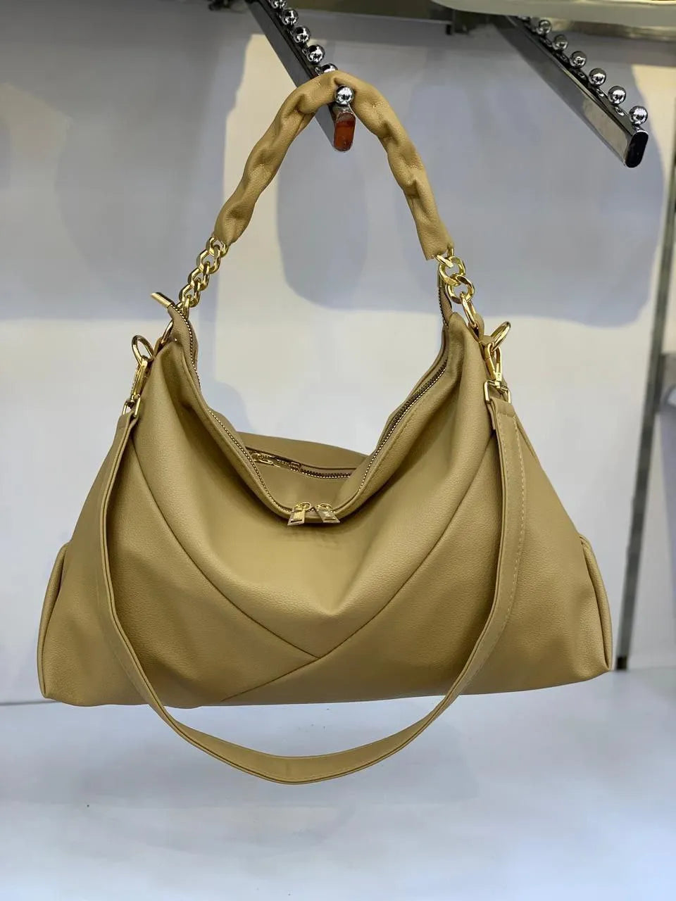 ELARA – Handgefertigte Hobo Bag in Creme