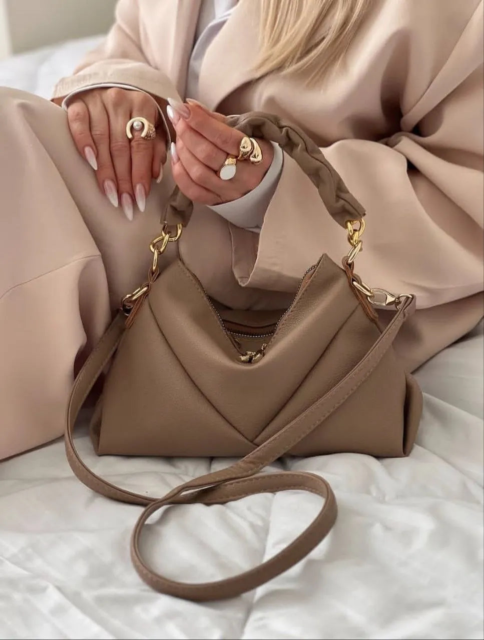 Malia handgefertigte Hobo Bag in taupé